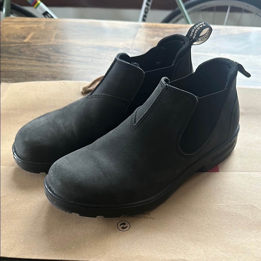 Blundstone Low-Cut Black Slip-On Boots with Thick Sole and Minimalist Design